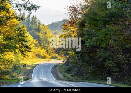 Tortuosa e tortuosa strada panoramica sull'autostrada in autunno colorato Nella Virginia Occidentale a Monongahela foresta nazionale con tramonto o. sole all'alba Foto Stock