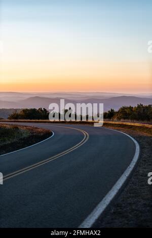 Vista verticale sulla stagione autunnale con alba a tortuoso Highland Scenic Highway 150 strada in West Virginia Monongahela National Foresta Appalachian Foto Stock