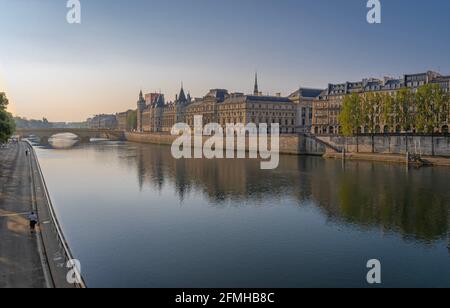 Parigi, Francia - 05 02 2021: Vista panoramica di Pont au Change e la Conciergerie sull'Ile de la Cité da quai de Seine Foto Stock