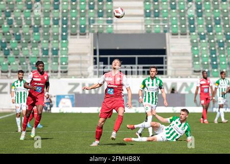 San Gallo, Svizzera. 09 maggio 2021. 09.05.2021, San Gallo, Kybunpark, Soccer Super League: FC San Gallo 1879 - FC Sion, 11 Gaetan Karlen (Sion) contro 21 Miro Muheim (St Gallen) (uscita Svizzera/Croazia) Credit: SPP Sport Press Photo. /Alamy Live News Foto Stock