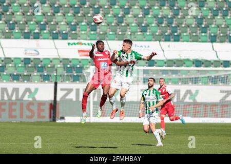 San Gallo, Svizzera. 09 maggio 2021. 05/09/2021, San Gallo, Kybunpark, Calcio Super League: FC San Gallo 1879 - FC Sion, 29 Jared Khasa (Sion) contro 21 Miro Muheim (St Gallen) (uscita Svizzera/Croazia) Credit: SPP Sport Press Photo. /Alamy Live News Foto Stock