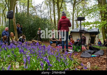 Aylesbury vale, Buckinghamshire, Regno Unito. 9 maggio 2021. Un riconoscimento a Jones Hill Wood si è tenuto oggi al campo di protesta HS2. Poesie e storie sono state lette mentre il bollitore fischiava sul fuoco del campo. Tragicamente HS2 stanno affonendo una grande parte del tanto amato Jones Hill Wood che si dice abbia ispirato l'autore locale Roald Dahl a scrivere il romanzo popolare per bambini, il fantastico MR Fox. La High Speed Rail 2 da Londra a Birmingham sta attraversando un'enorme cicatrice di Chilterns. Credit: Maureen McLean/Alamy Live News Foto Stock