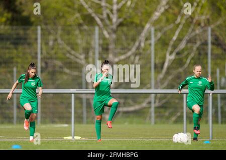 San Gallo, Svizzera. 8 maggio 2021. 8 maggio 2021, San Gallo, Stadio Espenmoos, AXA Super League femminile: FC St.Gallen-STAAD - FC Basel 1893, n° 9 Valeria Iseli (St. Gallen-STAAD), 10 Stephanie Brecht (St Gallen-STAAD) e n. 21 Celine Bradke (St Gallen-STAAD) durante il riscaldamento (da sinistra a destra) (uscita Svizzera/Croazia) Credit: SPP Sport Press Photo. /Alamy Live News Foto Stock