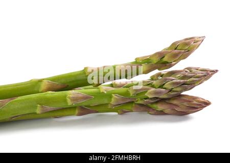 Asparagi freschi isolati su sfondo bianco Foto Stock