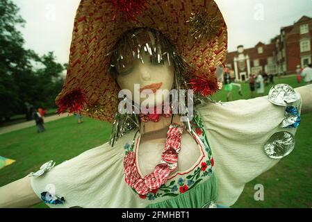 Candidature per il Grande Concorso Internazionale di Scarecrow in collaborazione con Suffolk College of Art and Design esposto sul prato Di Ipswich Borough Consigli Christchurch Mansion Ipswich fino all'8 ottobre nessun partecipante può aver pagato più di ¿10 per il costo delle materie prime Foto Stock