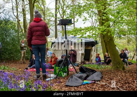 Aylesbury vale, Buckinghamshire, Regno Unito. 9 maggio 2021. Un riconoscimento a Jones Hill Wood si è tenuto oggi al campo di protesta HS2. Poesie e storie sono state lette mentre il bollitore fischiava sul fuoco del campo. Tragicamente HS2 stanno affonendo una grande parte del tanto amato Jones Hill Wood che si dice abbia ispirato l'autore locale Roald Dahl a scrivere il romanzo popolare per bambini, il fantastico MR Fox. La High Speed Rail 2 da Londra a Birmingham sta attraversando un'enorme cicatrice di Chilterns. Credito: Maureen McLean/Alamy Foto Stock