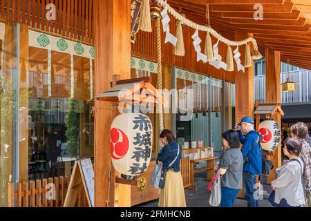 tokyo, giappone - marzo 02 2020: Coda e preghiera giapponese nel santuario Akagi di Kagurazaka adornato con lanterne di carta e corda shimenawa sacra Foto Stock