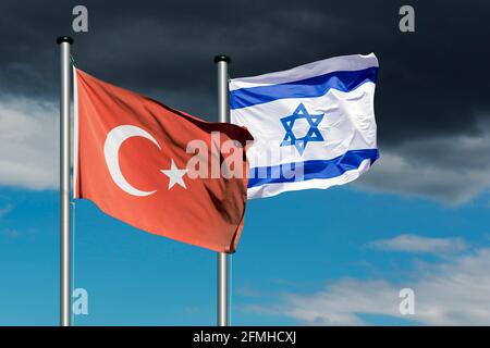 Bandiere di stato di Israele e Turchia davanti a un cielo oscuro, immagine simbolica delle relazioni tra Israele e Turchia Foto Stock