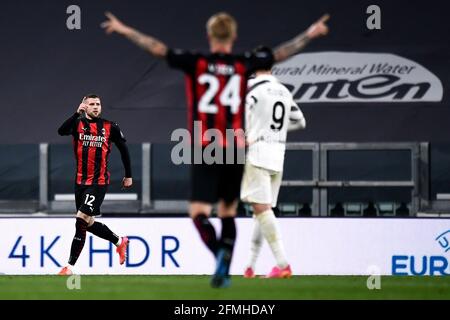 Torino, Italia. 09 maggio 2021. Ante Rebic dell'AC Milan festeggia dopo aver segnato un gol durante la Serie A una partita di calcio tra Juventus FC e AC Milan. Credit: Nicolò campo/Alamy Live News Foto Stock