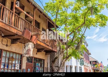 St. Augustine, Stati Uniti d'America - 10 maggio 2018: St. George Street in giornata di sole con ristoranti e negozi famosi nel centro storico della città della Florida e nessuno Foto Stock