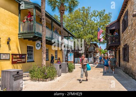 St. Augustine, Stati Uniti d'America - 10 maggio 2018: La gente che fa shopping a St George Street della città della Florida il giorno d'estate vicino ai negozi e ai ristoranti nella città vecchia Foto Stock