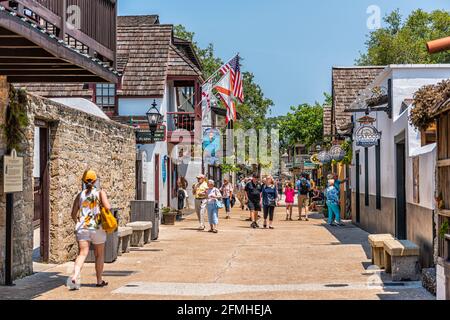 St. Augustine, Stati Uniti d'America - 10 maggio 2018: La gente che fa shopping cammina a St George Street, città della Florida, vicino ai negozi e ai ristoranti della città vecchia con Amer Foto Stock