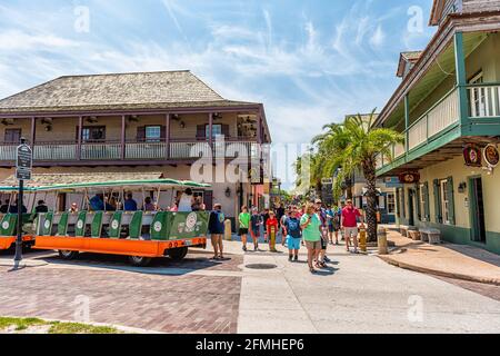 St. Augustine, USA - 10 maggio 2018: Saint George strada principale in giornata di sole nel centro storico della città della Florida con trolley tour trenino e molti peopl Foto Stock