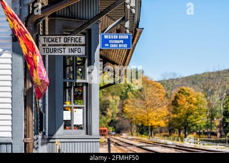 Cass, USA - 6 ottobre 2020: Cartello per biglietteria, informazioni turistiche e ufficio del telegrafo Western Union della ferrovia ferroviaria di Cass Company Foto Stock