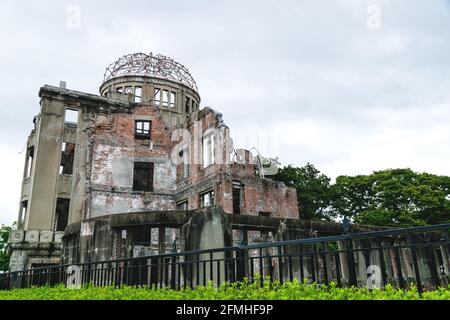 La cupola della bomba atomica nel clima torbido e triste, le rovine della seconda guerra mondiale sono rimaste come memoriale, Hiroshima, Giappone Foto Stock