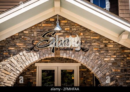 Racchette da neve, Stati Uniti - 6 ottobre 2020: Spa presso il centro benessere con racchette da neve segno per massaggi e relax nel West Virginia piccolo villaggio sciistico della città Foto Stock