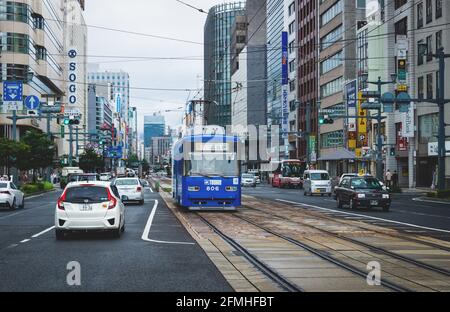 Hiroshima, Giappone - 16 settembre 2017: Centro di Hiroshima con nuovo tram sulla ferrovia elettrica in una strada trafficata Foto Stock