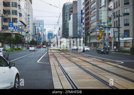Hiroshima, Giappone - 16 settembre 2017: Centro di Hiroshima con il vecchio tram sulla ferrovia elettrica in una strada trafficata Foto Stock