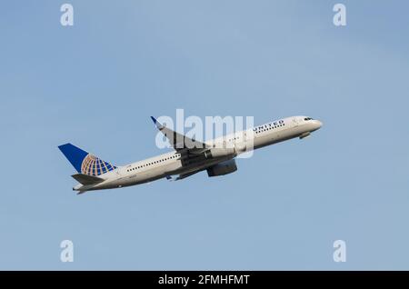 United Airlines Boeing 757 aereo di linea jet N14118 che sale dopo il decollo dall'aeroporto Heathrow di Londra in cielo blu chiaro. Lunga percorrenza negli Stati Uniti Foto Stock