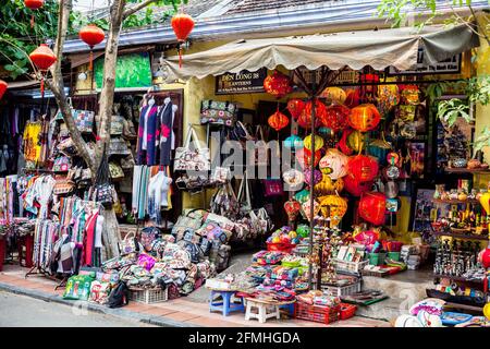 Lanterne colorate, regali, souvenir, borse, abbigliamento in vendita fuori negozio nella città vecchia, Hoi An, Vietnam Foto Stock