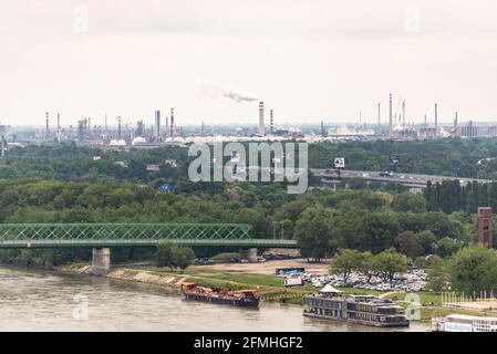 Bratislava. Slovacchia. Maggio 2019. Industriale Bratislava in primavera. Enorme produzione industriale su tutto l'orizzonte. Cantiere in Slovacchia. Foto Stock