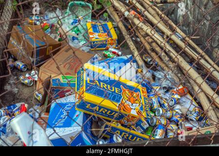 Lattine di birra di metallo Larue accatastate nella punta dei rifiuti dal lungofiume in Hoi An, Vietnam Foto Stock