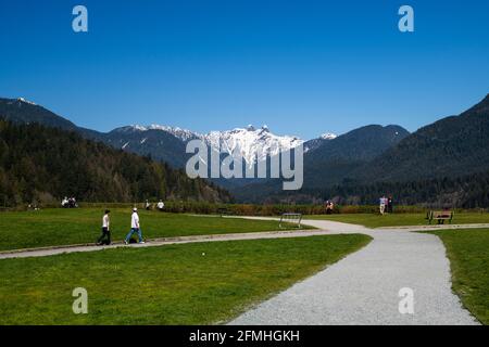 Parco Regionale del fiume Capilano con i Lions sullo sfondo a North Vancouver, British Columbia, Canada Foto Stock