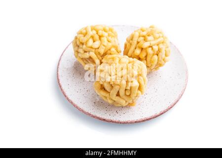 Tradizionale tatar chak-chak caramelle fatto di pasta e miele isolato su sfondo bianco. Vista laterale, primo piano. Foto Stock