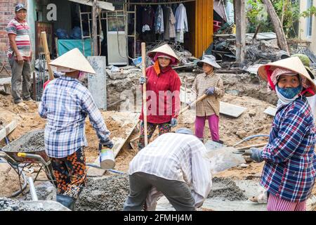 Lavoratrici manuali vietnamite che lavorano sul cantiere, Hoi An, Vietnam Foto Stock