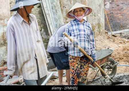 Ritratto di lavoratrici manuali vietnamite che lavorano sul cantiere, Hoi An, Vietnam Foto Stock