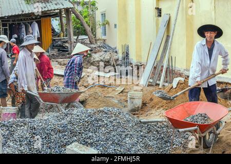 Operai vietnamiti che lavorano sul cantiere, Hoi An, Vietnam Foto Stock