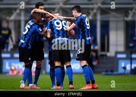 Milano, Italia. 08 maggio 2021. Andrea Pinamonti (C) del FC Internazionale festeggia con i suoi compagni di squadra dopo aver segnato un gol durante la Serie A, una partita di calcio tra FC Internazionale e UC Sampdoria. Il FC Internazionale ha vinto 5-1 su UC Sampdoria. Credit: Nicolò campo/Alamy Live News Foto Stock