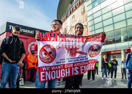 Londra, Inghilterra. 9 maggio 2021. Tifosi dell'Arsenale che protestano contro Stan Kroenke, fuori dagli Emirati dello stadio Credit: Jessica Girvan/Alamy Live News Foto Stock