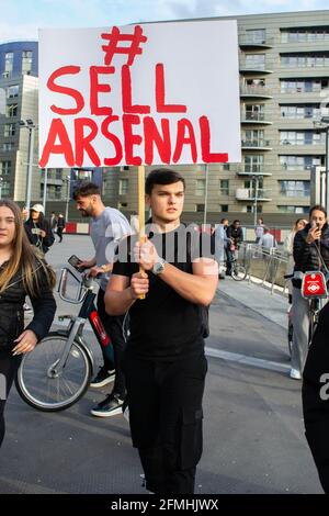 Londra, Inghilterra. 9 maggio 2021. Tifosi dell'Arsenale che protestano contro Stan Kroenke, fuori dagli Emirati dello stadio Credit: Jessica Girvan/Alamy Live News Foto Stock