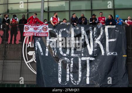 Londra, Inghilterra. 9 maggio 2021. Tifosi dell'Arsenale che protestano contro Stan Kroenke, fuori dagli Emirati dello stadio Credit: Jessica Girvan/Alamy Live News Foto Stock