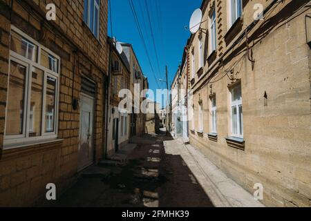 Vecchie case in via bassa nella parte vecchia di Derbent Città in Russia Foto Stock