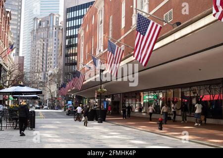 Passerella pedonale nel quartiere dello shopping del centro di Boston. Il centro di Crossing è famoso per i negozi, i ristoranti, gli hotel, i negozi, i venditori, uffici, negozi, ecc. Foto Stock