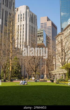 Bel parco nel quartiere finanziario di Boston. Paesaggistico, caffè di vetro e tè caffè qui e molto spazio per rilassarsi. Passeggiata lungo il Grande prato con Foto Stock