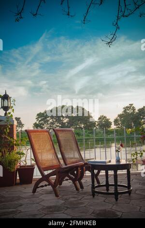 Due poltrone di canna sul lato del fiume kaveri in Tamil Nadu, vicino Tanjore in India. Scena di vacanza. Località. Lusso Foto Stock