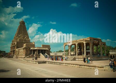Una vista grandangolare del Tempio di Brihadeeswara, noto anche come Grande Tempio di Tanjore, Tamil Nadu, India Foto Stock