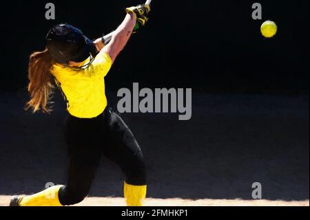 Un giocatore di baseball femminile sta oscillando per le recinzioni Foto Stock