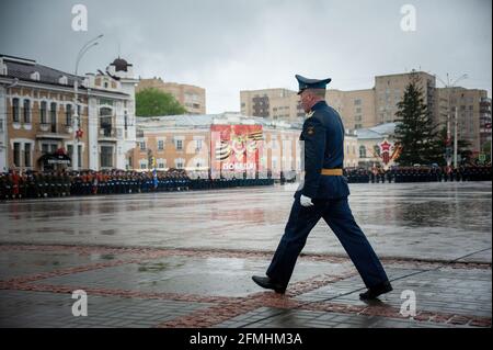 Tambov, Russia. 09 maggio 2021. Un ufficiale della guarnigione di Tambov si accaparrano durante la Parata della Vittoria. La parata del giorno della vittoria a Tambov (Russia) si è tenuta senza spettatori e veterani della seconda guerra mondiale (Grande Guerra Patriottica) a causa della pandemia del coronavirus. Credit: SOPA Images Limited/Alamy Live News Foto Stock