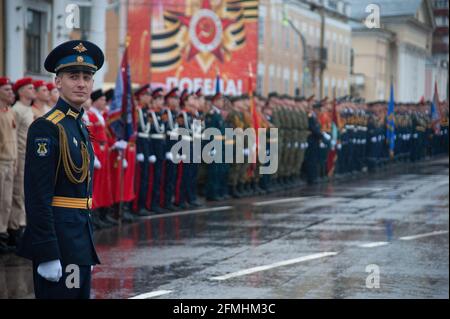 Tambov, Russia. 09 maggio 2021. I soldati russi delle truppe aeree della guarnigione di Tambov partecipano alla Parata della Vittoria. La parata del giorno della vittoria a Tambov (Russia) si è tenuta senza spettatori e veterani della seconda guerra mondiale (Grande Guerra Patriottica) a causa della pandemia del coronavirus. Credit: SOPA Images Limited/Alamy Live News Foto Stock