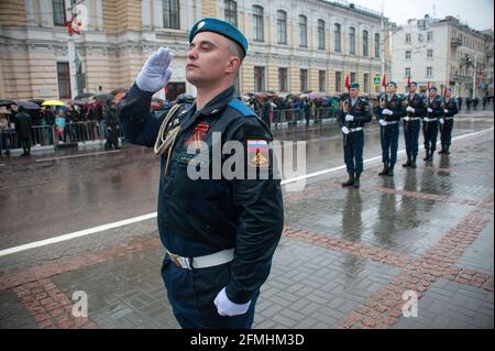 Tambov, Russia. 09 maggio 2021. I soldati russi delle truppe aeree della guarnigione di Tambov partecipano alla Parata della Vittoria. La parata del giorno della vittoria a Tambov (Russia) si è tenuta senza spettatori e veterani della seconda guerra mondiale (Grande Guerra Patriottica) a causa della pandemia del coronavirus. Credit: SOPA Images Limited/Alamy Live News Foto Stock