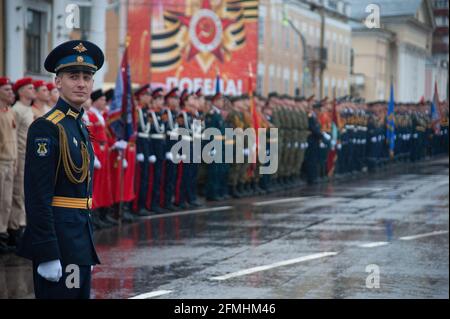 Tambov, Russia. 09 maggio 2021. I soldati russi delle truppe aeree della guarnigione di Tambov partecipano alla Parata della Vittoria. La parata del giorno della vittoria a Tambov (Russia) si è tenuta senza spettatori e veterani della seconda guerra mondiale (Grande Guerra Patriottica) a causa della pandemia del coronavirus. (Foto di Lev Vlasov/SOPA Images/Sipa USA) Credit: Sipa USA/Alamy Live News Foto Stock