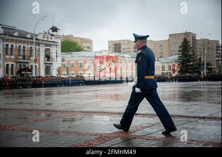 Tambov, Russia. 09 maggio 2021. Un ufficiale della guarnigione di Tambov si accaparrano durante la Parata della Vittoria. La parata del giorno della vittoria a Tambov (Russia) si è tenuta senza spettatori e veterani della seconda guerra mondiale (Grande Guerra Patriottica) a causa della pandemia del coronavirus. (Foto di Lev Vlasov/SOPA Images/Sipa USA) Credit: Sipa USA/Alamy Live News Foto Stock