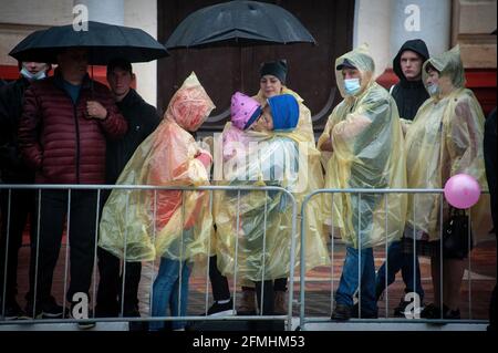 Tambov, Russia. 09 maggio 2021. Le persone che indossano impermeabile frequentano la Victory Parade. La parata del giorno della vittoria a Tambov (Russia) si è tenuta senza spettatori e veterani della seconda guerra mondiale (Grande Guerra Patriottica) a causa della pandemia del coronavirus. (Foto di Lev Vlasov/SOPA Images/Sipa USA) Credit: Sipa USA/Alamy Live News Foto Stock