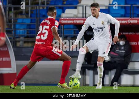 Madrid, Spagna. 09 maggio 2021. Fede Valverde (Real Madrid CF) e 'Fernando' Francisco Reges (Sevilla FC) sono visti in azione durante la partita di calcio la Liga 35 tra il Real Madrid e il Sevilla FC allo stadio Valdebebas di Madrid.(punteggi finali; Real Madrid 2:2 Sevilla FC) Credit: SOPA Images Limited/Alamy Live News Foto Stock