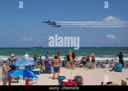 Lo squadrone U.S. Navy Blue Angels si esibisce durante il Fort Lauderdale Air Show a Fort Lauderdale Beach, FL, il 9 maggio 2021 Foto Stock