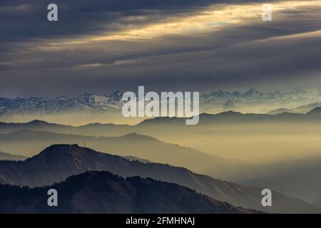 Una mattina nuvolosa a Shimla Foto Stock